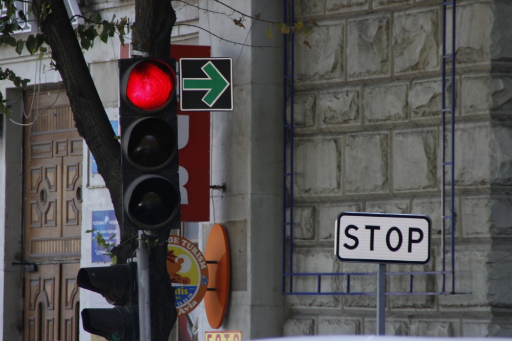 IMPORTANT pentru șoferi! Indicatoarele cu săgeată verde vor fi scoase în mai multe intersecții din Capitală
